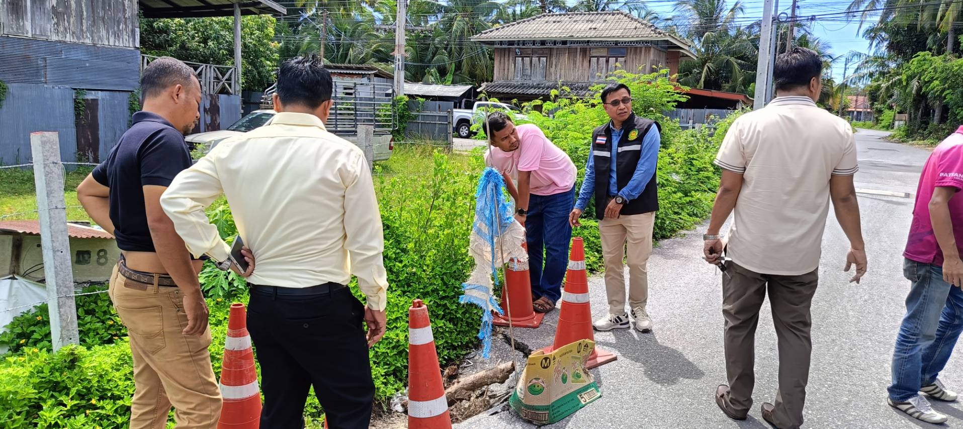 นายกเทศมนตรีตำบลบางปู ลงพื้นที่สำรวจถนนชำรุด บริเวณดือกู หมู่ที่ 2 ตำบลบางปู