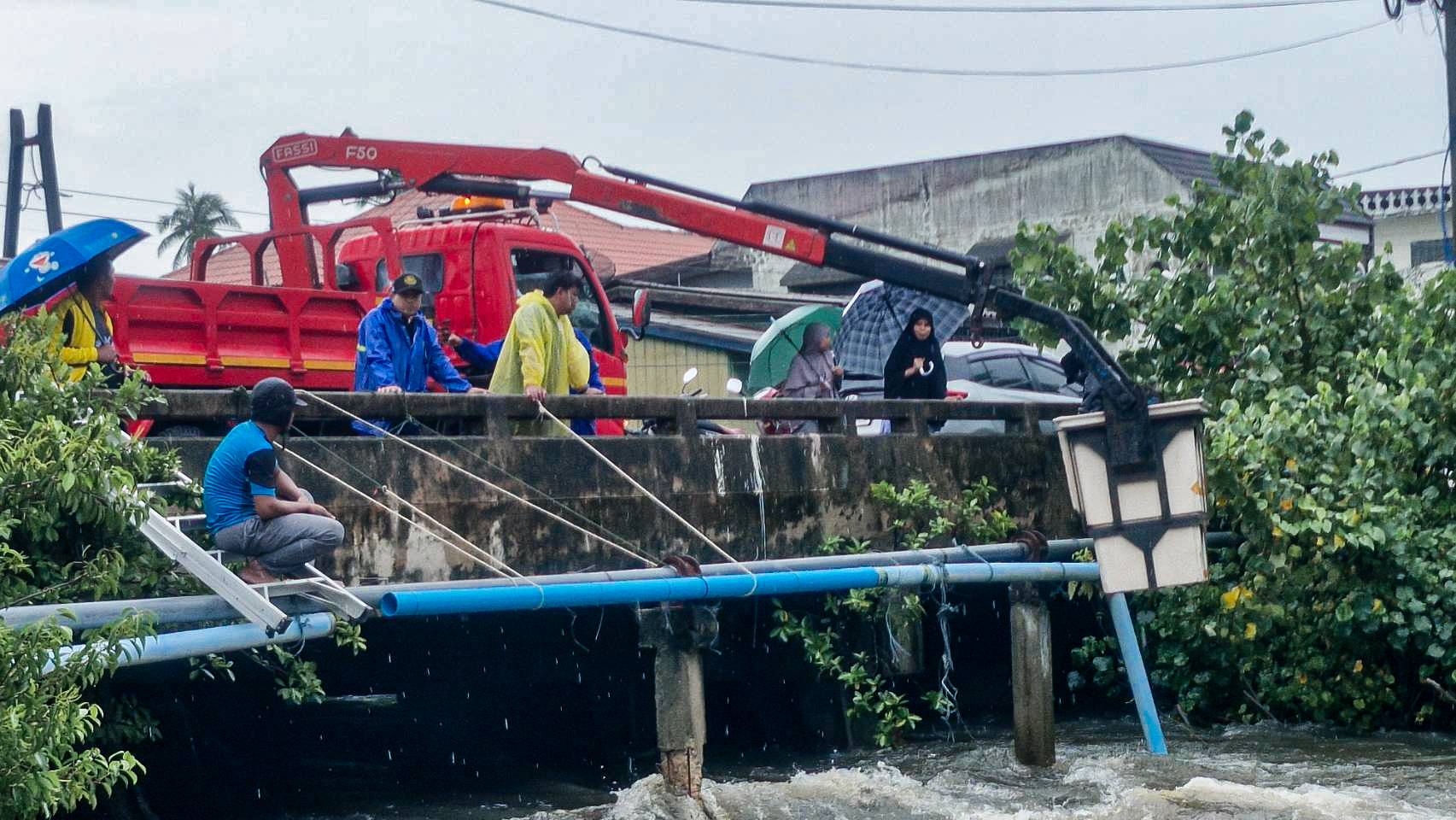 ซ่อมแซมท่อประปาที่ชำรุด บริเวณสะพานโต๊ะโสม หมู่ 1  เพื่อให้ประชาชนได้รับความสะดวก และสามารถใช้น้ำได้อย่างปกติในเร็วที่สุด