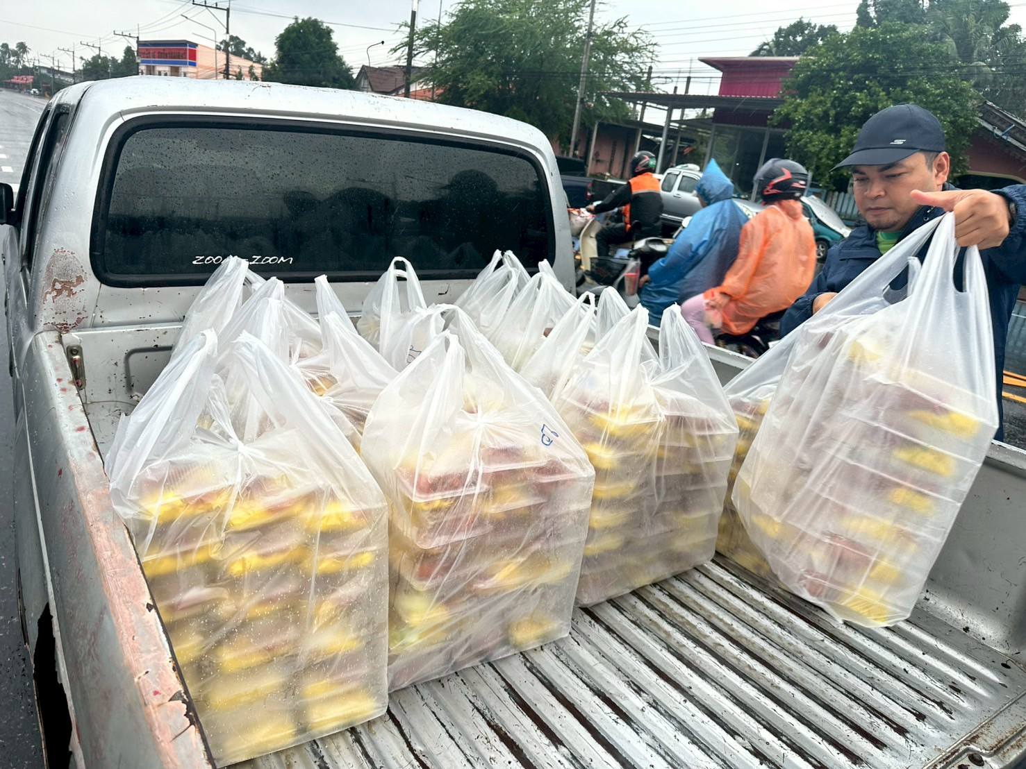 เดินทางไปเยี่ยมเยียนสถานที่พักพิงผู้ประสบอุทกภัย พร้อมมอบอาหารให้แก่ประชาชนผู้พักพิง เพื่อเป็นการบรรเทาความเดือดร้อนในเบื้องต้น
