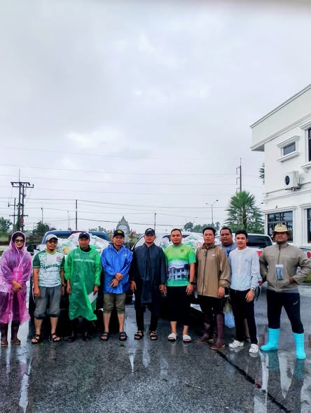 นำถุงยังชีพ แจกจ่ายช่วยเหลือประชาชนผู้ประสบภัยน้ำท่วมในพื้นที่